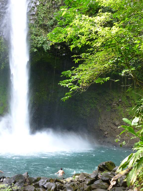 The huge waterfall at La Fortuna