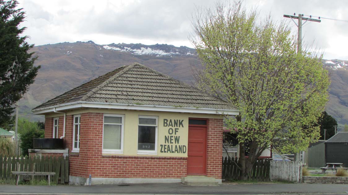 Cutest little bank I've ever seen! Don't know that it's still in business though.