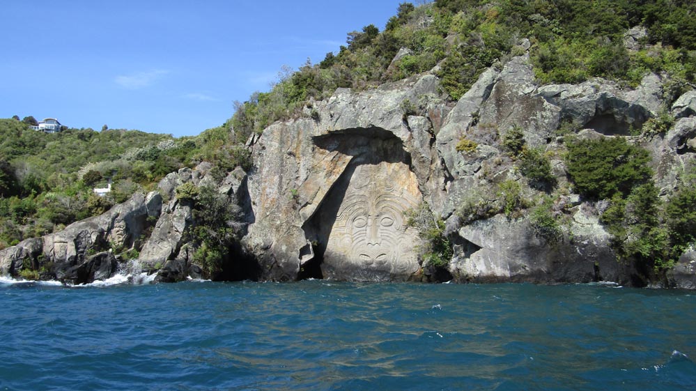 maori rock carvings taupo mine bay