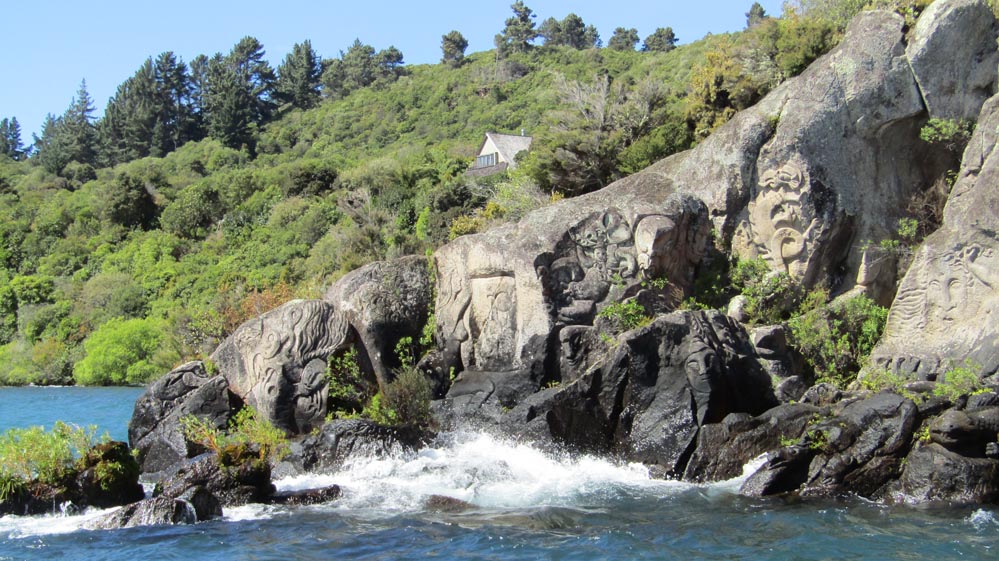 maori rock carvings taupo mine bay